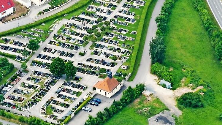 Auf dem freien Gelände (vorne rechts) ist die Friedhofserweiterung geplant. Foto: Ronald Rinklef/Archive
