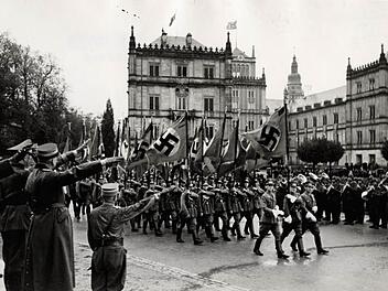 Freilich geht's in "Buchfranken" auch um die Bratwurscht, ums göttliche fränkische Essen und Trinken. Doch Hermann Glaser und Johann Schrenk sind dem Geist hinter den Dingen auf der Spur, so wie er sich beim NS-Aufmarsch 1942 vor der Coburger Ehrenburg zeigte.  Fotos: Archiv