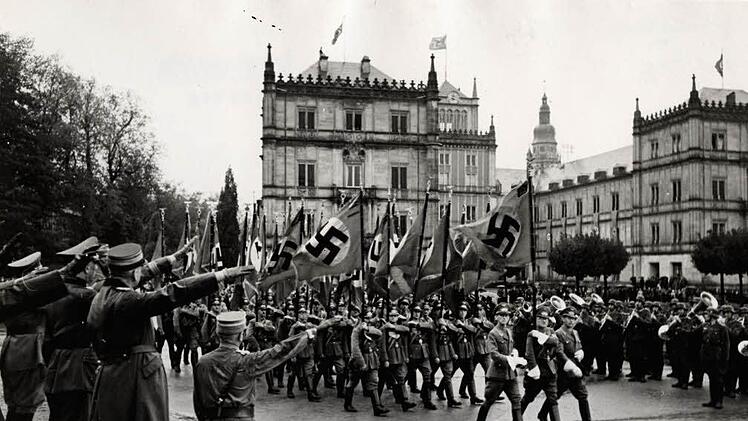 Freilich geht's in "Buchfranken" auch um die Bratwurscht, ums göttliche fränkische Essen und Trinken. Doch Hermann Glaser und Johann Schrenk sind dem Geist hinter den Dingen auf der Spur, so wie er sich beim NS-Aufmarsch 1942 vor der Coburger Ehrenburg zeigte.  Fotos: Archiv