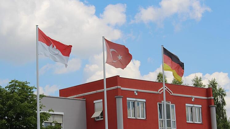 Vor dem Fimengebäude in Sonnefeld wehen eine fränkische, eine deutsche und eine türkische Flagge. Foto; Lisa Kieslinger