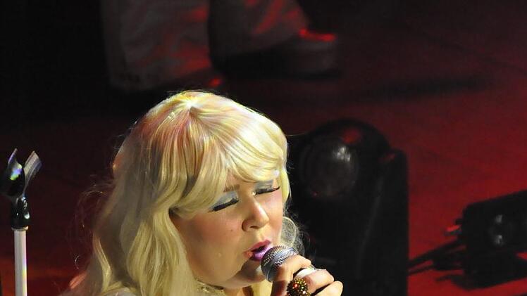 Die Sängerin Rebecca Pinder als Agnetha Fältskog. Foto: Peter Klopf