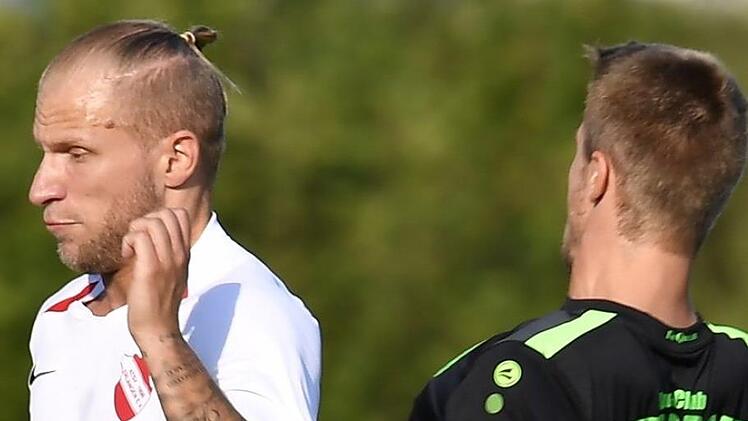 Ex-Quecke Sebastian Lindner (links) hatte sich im Vorfeld schon sehr auf das Duell gegen Eltersdorf (mit Jens Wartenfelser) gefreut. Jede Führung des SCE glich der ATSV Erlangen aus.Sportfoto Zink