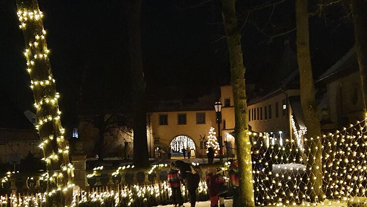 Jeden Abend ab etwa 16.30 Uhr, wenn es dunkel wird, erstrahlt der Schlosspark in Adelsdorf im Lichterglanz.Johanna Blum
