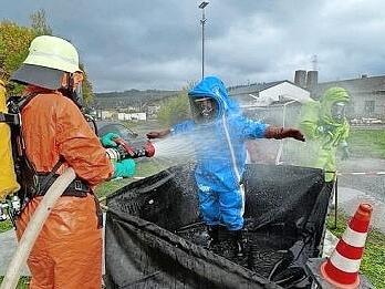 Wichtiger Bestandteil eines Lehrgangs f&uuml;r Tr&auml;ger von Chemikalienschutzanz&uuml;gen ist die gr&uuml;ndliche Reinigung und Dekontamination nach dem Einsatz.