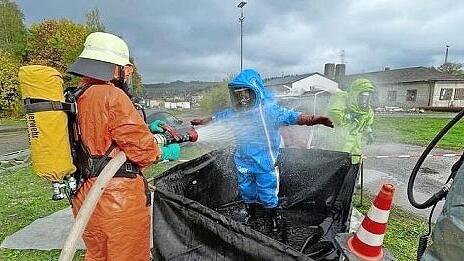 Wichtiger Bestandteil eines Lehrgangs f&uuml;r Tr&auml;ger von Chemikalienschutzanz&uuml;gen ist die gr&uuml;ndliche Reinigung und Dekontamination nach dem Einsatz.