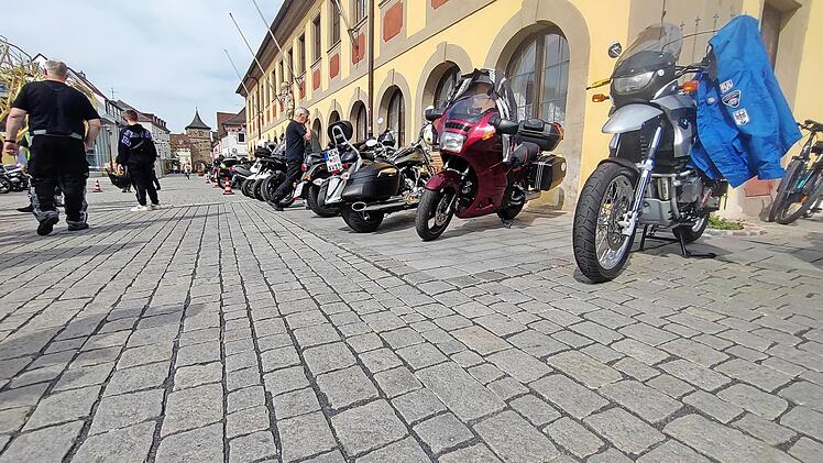 In Reih’ und Glied formieren sich am Sonntag sicherlich wieder zahlreiche „Mopeds“ auf dem Lichtenfelser Marktplatz.