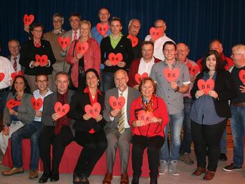 Ein Herz für Bad Kissingen und Oberbürgermeister Kay Blankenburg zeigten die Kandidatinnen und Kandidaten der SPD bei der Nominierungsparty im Stadtsaal. Foto: kcb