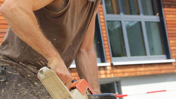Daniel Michel integriert Schiefer in sein Holzkunstwerk. Er arbeitet in Steinwiesen.
