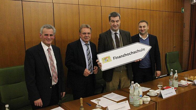 Sie verkündeten die "Frohe Botschaft" (von links): Oswald Marr, Wolfgang Beiergrößlein, Markus Söder und Jürgen Baumgärtner.  Foto: Friedwald Schedel