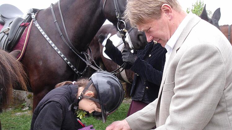 Jeder Teilnehmer mit Pferd verewigt sich Foto: Anette Schreiber 