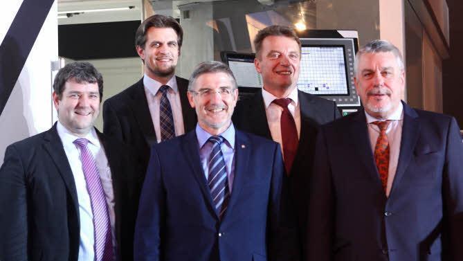 Mit "Taurus" innovativ in die Zukunft: Prof. Dr. Gunther Herr, WOIS-Institut, Uwe Herold, Geschäftsführer Finanzen, Landrat Michael Busch, Hubert Becker, Vorsitzender der Geschäftsführung, und Oberbürgermeister Norbert Tessmer (von links) beim Stapellauf. Foto: Katja Nauer