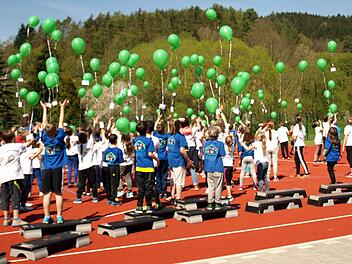 Auf die Plätze, fertig, los ... Ein Meer an grünen Luftballons fliegt in den strahlend blauen Himmel und erinnert an das Lied "99 Luftballons". Foto: Susanne Deuerling