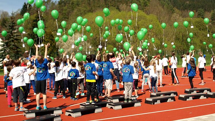 Auf die Plätze, fertig, los ... Ein Meer an grünen Luftballons fliegt in den strahlend blauen Himmel und erinnert an das Lied "99 Luftballons". Foto: Susanne Deuerling