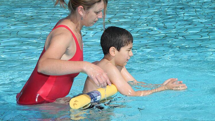 Schwimmkurs für Flüchtlingskinder im Kulmbacher Freibad Foto: Dagmar Besand