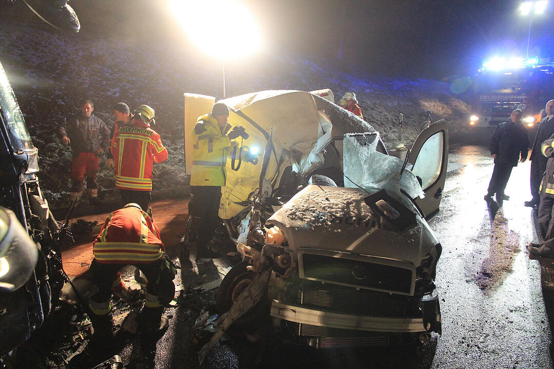 Tödlicher Glätteunfall in Unterfranken – Lkw und Kastenwagen krachen frontal ineinander