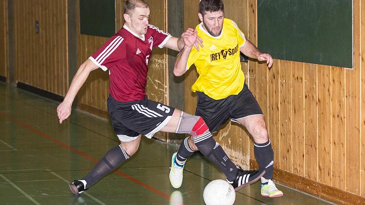 Spielszene von der Hallenbezirksmeisterschaft der A-Senioren. Foto: Heinrichi Weiß