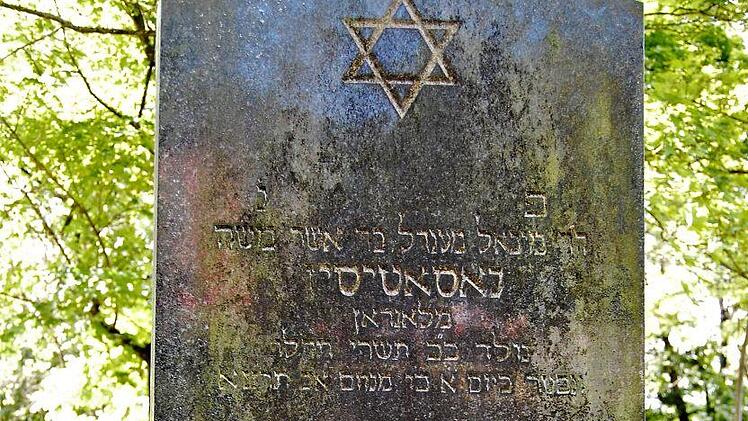 Einen ungewöhnlich schönen Nachruf bekam auf seinen Grabstein der jüdische Großhändler und Philantrop Michael Nassatisin.