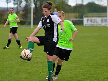 TSV Lonnerstadt - SV Leerstetten II. Die Heimelf um Kim Kißler (am Ball), die einen 25-Meter-Freistoß zum zwischenzeitlichen 2:2 versenkte, rettete kurz vor Schluss noch einen Punkt.Picturedreams