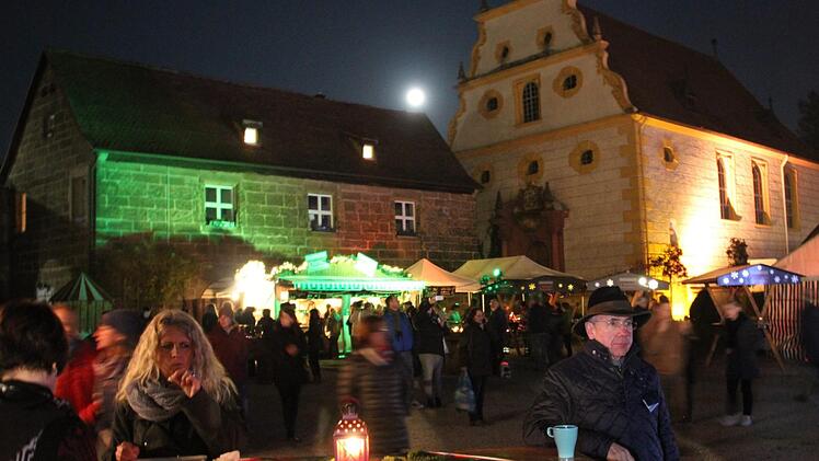 Am Samstag steht der Vollmond in voller Pracht über dem Schlosshof und der Schlosskirche.