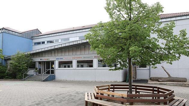 Mittelschule in Kirchehrenbach mit mehreren radikalen Schriftz&uuml;gen beschmiert