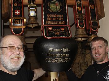 Werner Müller (links) und Christoph Krauss sind zwei der drei Präsidenten, die die Hornussergesellschaft 1991 Münnerstadt hatte. Der erste Präsident von 1991 bis 2000 war Matthias Wießner. Die große Glocke (eine Treichel) war das Geschenk der Schweizer Hornusser beim Gründungsfest 1993.  Paul Ziegler