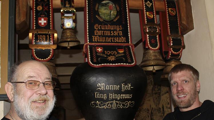 Werner Müller (links) und Christoph Krauss sind zwei der drei Präsidenten, die die Hornussergesellschaft 1991 Münnerstadt hatte. Der erste Präsident von 1991 bis 2000 war Matthias Wießner. Die große Glocke (eine Treichel) war das Geschenk der Schweizer Hornusser beim Gründungsfest 1993.  Paul Ziegler
