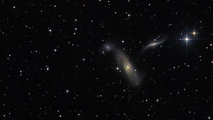 NGC 5566 ist eine Balkenspiralgalaxie im Sternbild Jungfrau auf der Ekliptik. Sie ist rund 70 Millionen Lichtjahre vom Sonnensystem entfernt und hat einen Durchmesser von etwa 135.000 Lichtjahren. Gemeinsam mit den Galaxien NGC 5560 und NGC 5569 bildet sie ein gravitativ wechselwirkendes Trio.