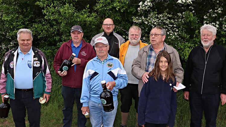 Vertreter der stärksten Wandergruppen mit dem Vorstandsmitglied des SC Maroldsweisach, Helmut Beck (rechts) und Wanderwart Ernst Frankenberg (hinten, 2. von rechts).Helmut Will