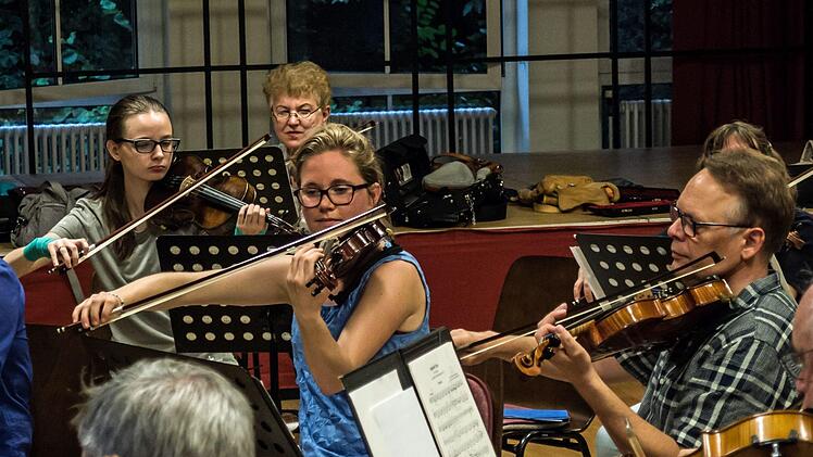 Probenendspurt für das Open-Air-Konzert am Sonntag im Freibad Neustadt: Hans Stähli dirigiert das Orchester der Musikfreunde Neustadt.Foto: Jochen Berger