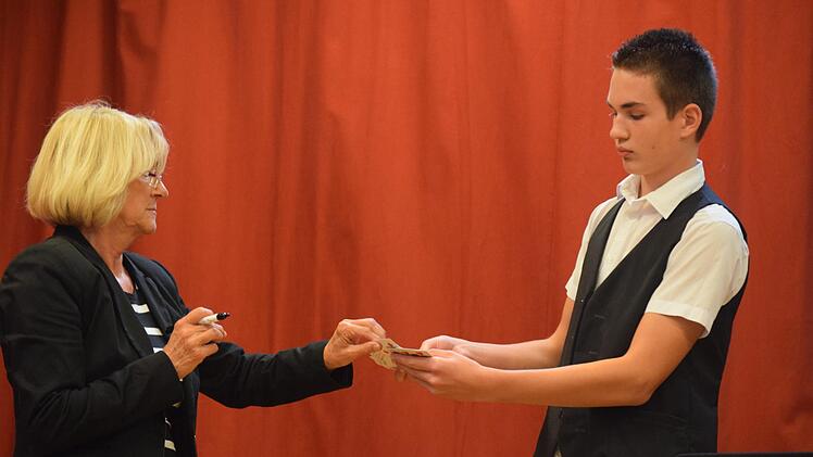 Als Belohnung für ihren Leseeifer bekommen die Teilnehmer des Sommerferien-Leseclubs eine magische Show des 14-jährigen Zauberers Noah Stroehl. Foto: Daniela Pondelicek