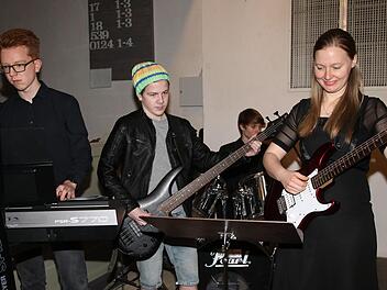 Die Band "Mission Music" mit der Musiklehrerin und Organisatorin der Feier, Veronika Schleicher Foto: Desombre