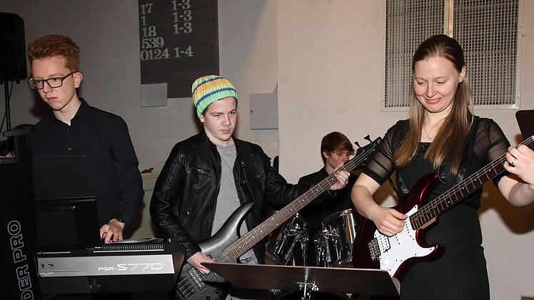 Die Band "Mission Music" mit der Musiklehrerin und Organisatorin der Feier, Veronika Schleicher Foto: Desombre