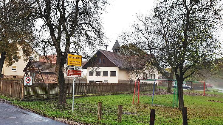 So sieht der Spielplatz in Nickersfelden heute aus; hinten das Feuerwehrhaus, oben das rundum eingezäunte Spielgelände, unten der Bolzplatz. Foto: Julian Metz