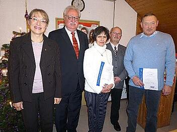 Bei den Ehrungen (von links): Zweite Bürgermeisterin Renate Schroff, Kreisvorsitzender Karl-Heinz Bauer, Rita Matzke, Vorsitzender Helmut Winkelmann und Fritz Biermann Foto: Richard Sänger
