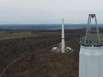 In 70 Metern Höhe geht es beim Bau der Windräder zunächst nicht weiter.