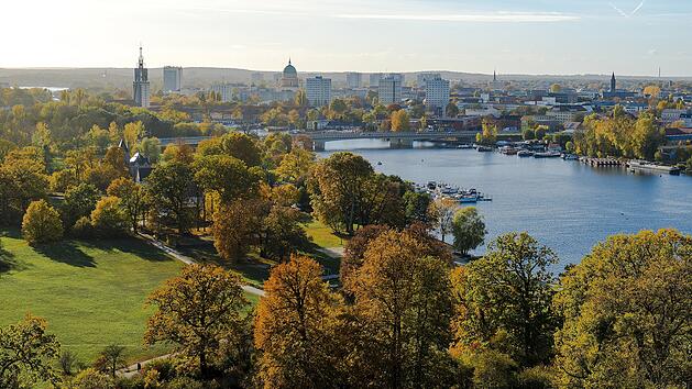 Potsdam Babelsberg Havel Flusslandschaft Stadtpanorama Sanssouci Park UNESCO Welterbe Preu&szlig;ische Schl&ouml;sser Gartenkunst Barock Kulturlandschaft Ausflugsziel Brandenburg Sehensw&uuml;rdigkeiten Potsdam Schlosspark Parkanlage Historische G&auml;rten Architektur Uferpromenade Naturerlebnis Touristenattraktion St&auml;dtereise Deutschland Kulturerbe Villen Landschaftspark Wasserlandschaft Naherholung Berlin Brandenburg Fotospots Reiseziel Deutschland Gartenarchitektur Kulturstadt