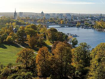 Potsdam Babelsberg Havel Flusslandschaft Stadtpanorama Sanssouci Park UNESCO Welterbe Preu&szlig;ische Schl&ouml;sser Gartenkunst Barock Kulturlandschaft Ausflugsziel Brandenburg Sehensw&uuml;rdigkeiten Potsdam Schlosspark Parkanlage Historische G&auml;rten Architektur Uferpromenade Naturerlebnis Touristenattraktion St&auml;dtereise Deutschland Kulturerbe Villen Landschaftspark Wasserlandschaft Naherholung Berlin Brandenburg Fotospots Reiseziel Deutschland Gartenarchitektur Kulturstadt