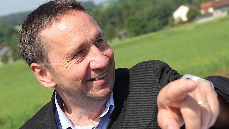 Bürgermeister Norbert Gräbner: "Da ist der beliebte Wanderweg!"