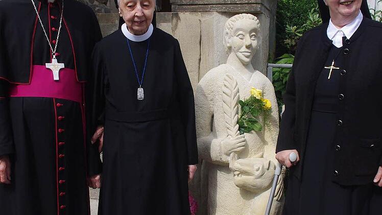Erzbischof Ludwig Schick und zwei Schwestern (von links) neben der Pankratius-Figur