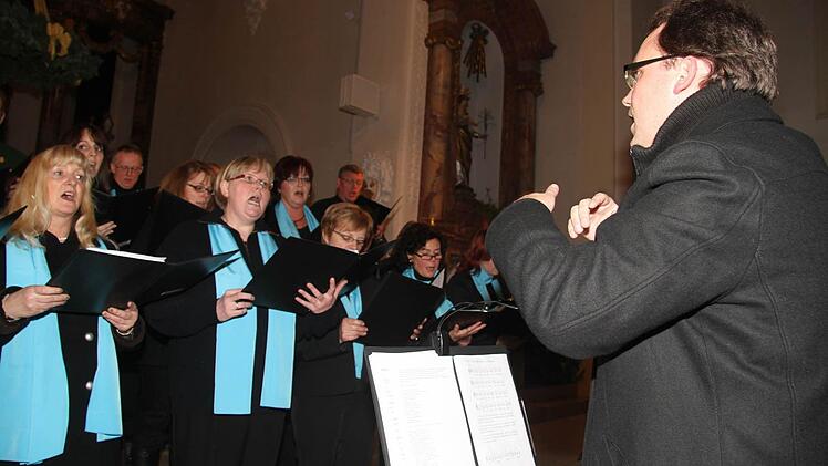 Der Chor Akustica hatte vor allem englische Lieder im Repertoire, mischte beim vierten Stanicher Adventszauber aber aber mit "Heast es net" und "Es wird scho glei dumpa" auch österreichische Weisen dazu.