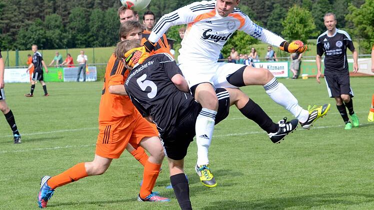 Heroldsbachs Keeper Tobias Gügel klärt in höchster Not vor dem einschussbereitenHammerbacher Jannik Struss (schwarzes Trikot). Foto: herzopress