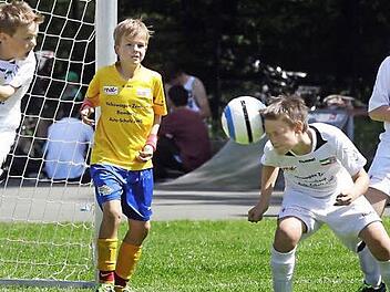 Der Katschenreuther Fabian Ramming trifft per Kopf zum 1:0 im Achtelfinale gegen Ecuador (SpVgg Ebing). Links Markus Bär, rechts Felix Müller-Mertel. Fotos: sportpress
