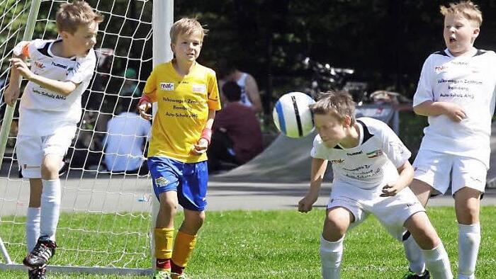 Der Katschenreuther Fabian Ramming trifft per Kopf zum 1:0 im Achtelfinale gegen Ecuador (SpVgg Ebing). Links Markus Bär, rechts Felix Müller-Mertel. Fotos: sportpress