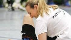 Auf Carolin Weikard ist beim HSC Verlass. Die Betreuerin pflegt die Spieler, in dieser Szene Rechtsaußen Florian Billek. Fotos: Iris Bilek