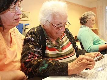 Das Lesen der Gleichmann-Handschriften erfordert gute Sütterlin-Kenntnisse, Geduld und oft auch den Einsatz der Lupe. Berta Focke (94), hier mit Betreuungskraft Karin Friedmann (links) und Käthe Hohner (82), kann fast alles entziffern. Foto: Dagmar Besand