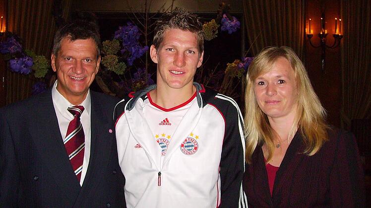 Wolfgang Zebisch mit Bastian Schweinsteiger und Vorstandskollegin Doris Müller  Foto: privat