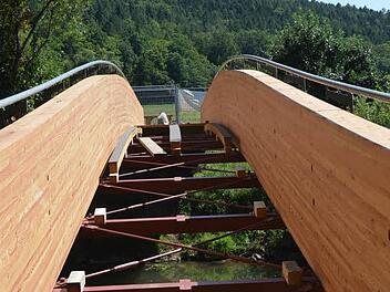 Die Sanierungsarbeiten an dem Bad Bockleter Saalesteg stehen vor dem Ende. Es fehlt eigentlich nur noch der begehbare Boden. Am Samstag, so das Staatliche Bauamt Schweinfurt, wird die runderneuerte Brücke wieder für den Fußgängerverkehr freigegeben. Foto: Peter Rauch