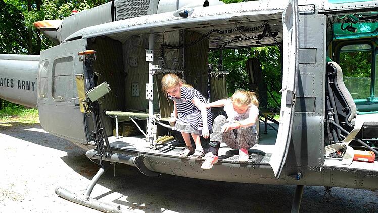 Kinder hatten Spaß am rollenden Militärmuseum von Frank Heinrich aus Betzenstein. Der U.S.-amerikanische Hubschrauber und die Waffen waren natürlich nicht mehr betriebsfähig. Foto: Gerd Schaar