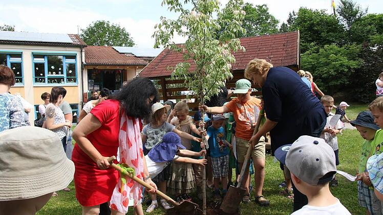 Zum 40. Geburtstages des Kindergartens "Itzgrundstrolche" in Lahm wurde im Garten ein Baum von der Leiterin Manuela Käb und Bürgermeisterin Nina Liebermann unter der aktiven Mithilfe der Kinder gepflanzt. Foto: Michael Stelzner