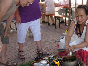 Bei wahrlich afrikanischen Temperaturen erlebten die Besucher im vergangenen Jahr eine äthiopische Kaffeezeremonie. Foto: Steffi Elm/Archiv